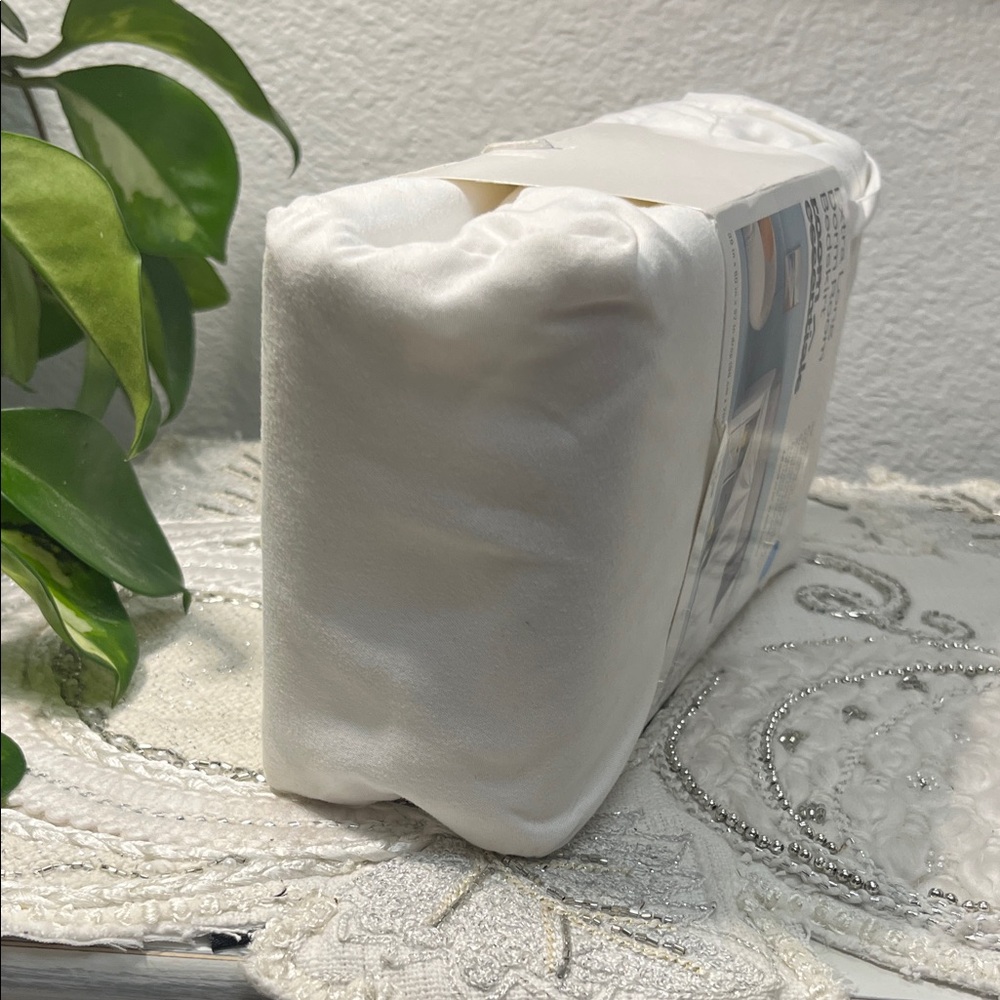 Room Essentials Crisp White Bedskirt (Twin XL) - Picture 5 of 6